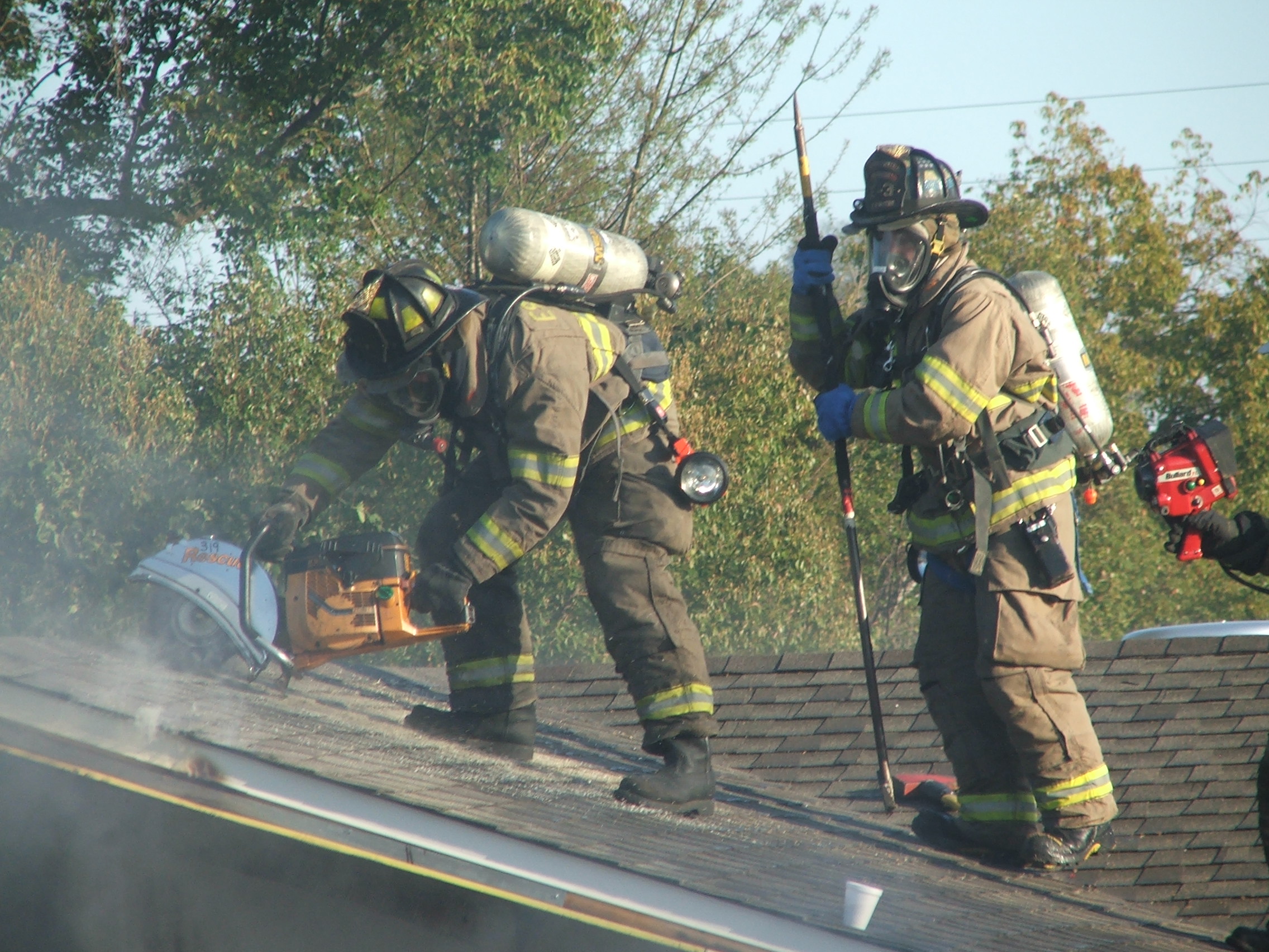 Roof Operations “Read Below and give your Opinion” COUNTY FIRE TACTICS